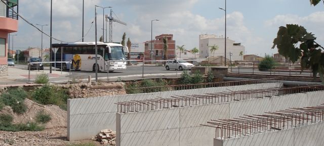 IU denuncia el abandono de las obras de ampliación del puente en la Avd. Juan Carlos I, que deberían haber terminado en abril, Foto 5