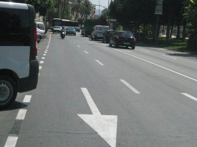 Reposición de la señalización horizontal en las principales calles de la ciudad con motivo de la Feria - 1, Foto 1