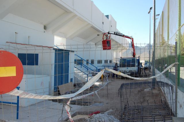 Los aficionados al fútbol dispondrán de una cubierta en la grada del campo del polideportivo municipal - 1, Foto 1