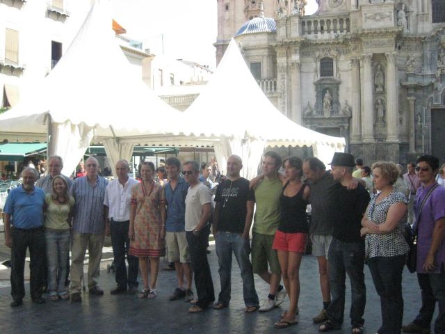 Once pintores pintan su visión del mar en plena Plaza Belluga - 1, Foto 1