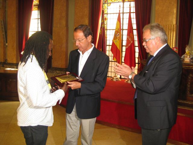 El Alcalde recibe a los participantes en el XLIII Festival de Folklore en el Mediterráneo - 1, Foto 1