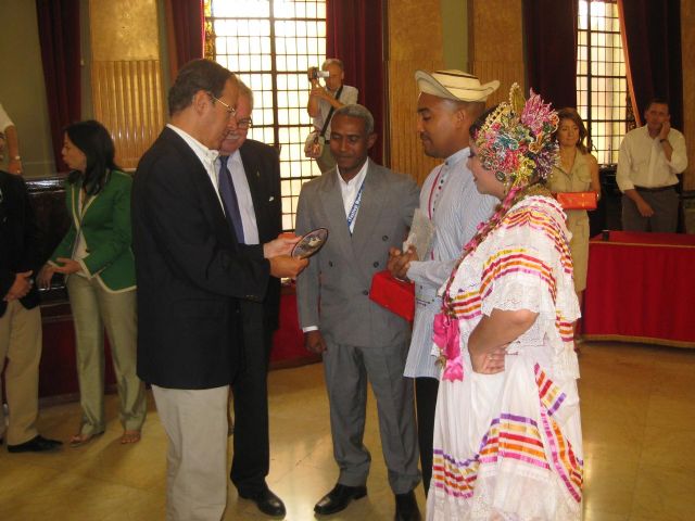 El Alcalde recibe a los participantes en el XLIII Festival de Folklore en el Mediterráneo - 2, Foto 2