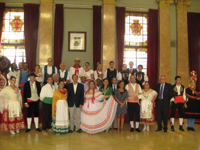 El Alcalde recibe a los participantes en el XLIII Festival de Folklore en el Mediterráneo - 3, Foto 3