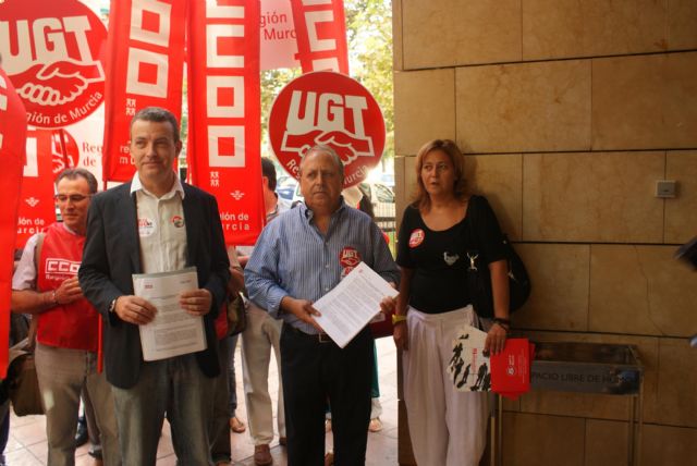 Los Secretarios regionales de UGT y CCOO entregan oficialmente la convocatoria de huelga general en la dirección de trabajo - 1, Foto 1