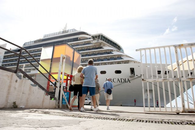 Dos cruceros llenan las calles de la ciudad de turistas extranjeros - 1, Foto 1