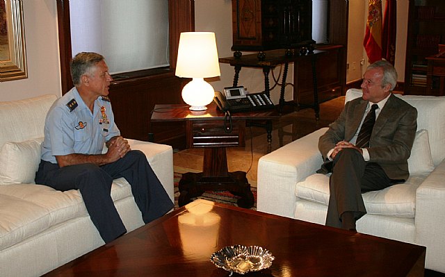 El presidente de la Comunidad recibe al coronel jefe de la Base de Alcantarilla - 1, Foto 1