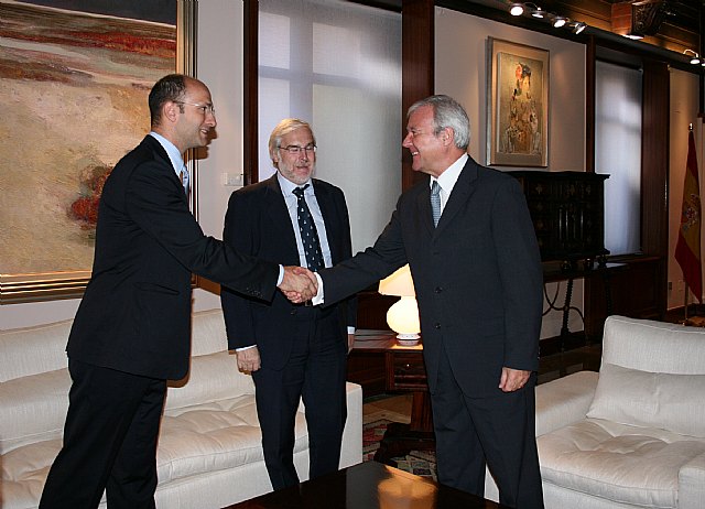 El presidente de la Comunidad, Ramón Luis Valcárcel, recibe al cónsul y la vicecónsul de Italia en la Región de Murcia - 2, Foto 2