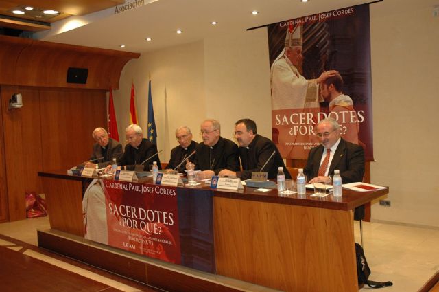 El cardenal Cordes presenta el libro ´Sacerdotes ¿por qué?´ - 1, Foto 1