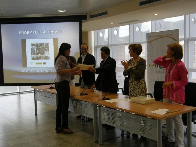 Francisco Jódar entrega a 180 desempleados lorquinos los diplomas de participación en 17 cursos de formación - 1, Foto 1