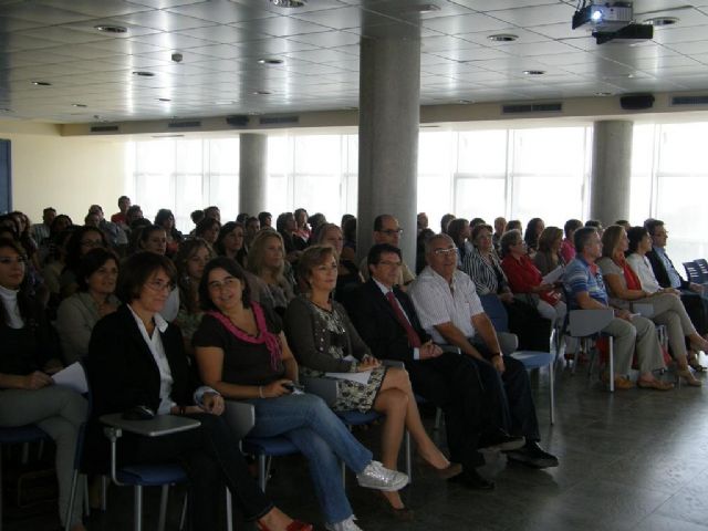 Francisco Jódar entrega a 180 desempleados lorquinos los diplomas de participación en 17 cursos de formación - 2, Foto 2