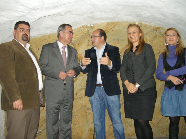 El delegado del Gobierno, el alcalde de Puerto Lumbreras y la directora general de Turismo visitan las obras del Castillo de Medina Nogalte - 1, Foto 1