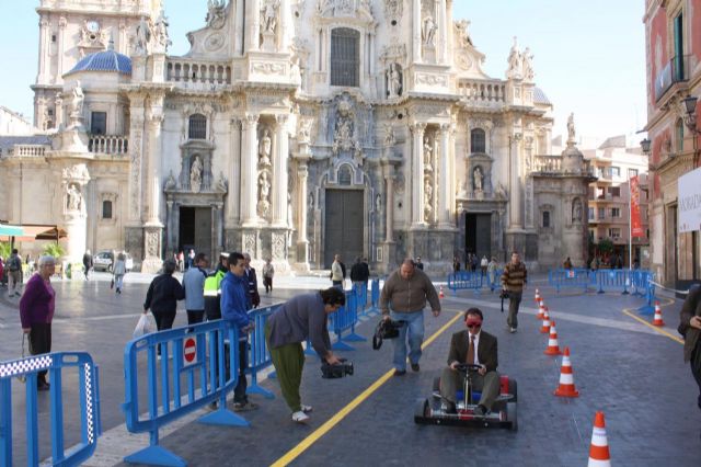 Los escolares murcianos sienten los efectos del alcohol al conducir con unas gafas especiales proporcionadas por la Policía Local - 4, Foto 4