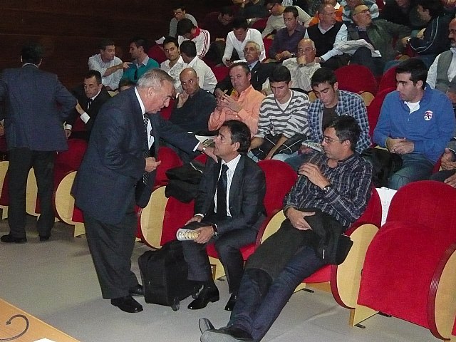 Manuel Redón, presidente del comité murciano saludando a Javi Miñano, Foto 1