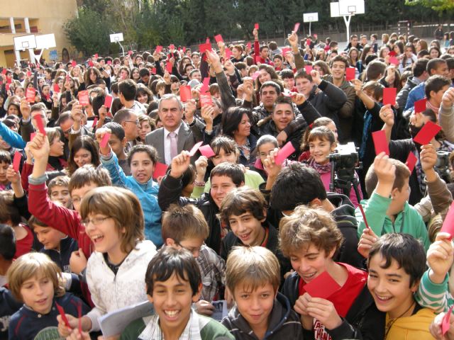 El delegado del Gobierno en Murcia y los alumnos del IES Saavedra Fajardo sacan tarjeta roja al maltratador - 1, Foto 1