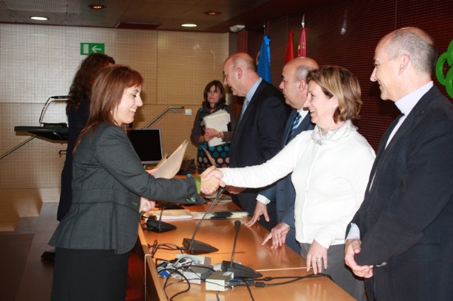 La consejera de Sanidad y Consumo asiste a la toma de posesión de nuevos profesionales sanitarios del Servicio Murciano de Salud - 1, Foto 1