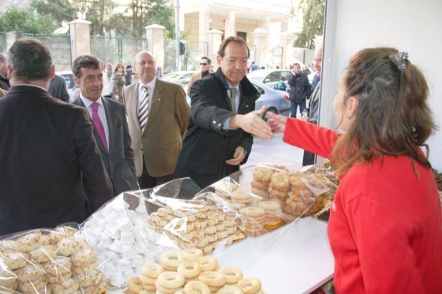 El Alcalde destaca la importancia de la Muestra de Artesanía de Navidad para el impulso del pequeño comercio - 5, Foto 5