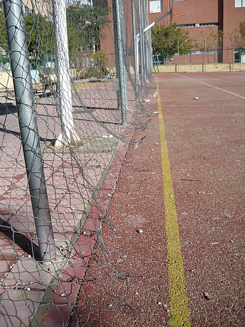 Piden la reparación inmediata de la pista deportiva del IES Ramón Arcas - 5, Foto 5