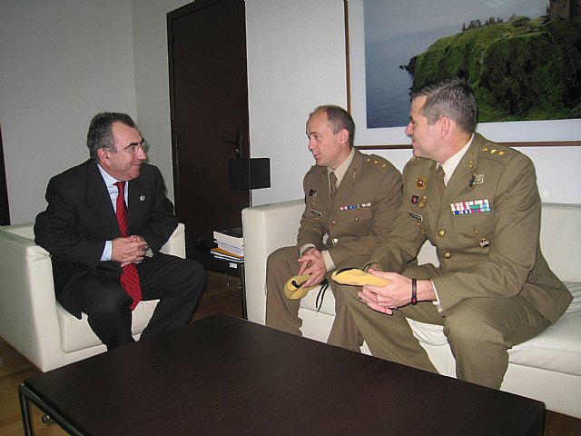 Manuel Campos recibe al Teniente Coronel Jefe de Batallón de Intervención en Emergencias III de la Unidad Militar de Emergencias - 1, Foto 1