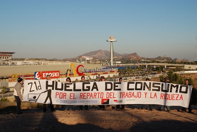 Ecologistas en Acción, STERM La Intersindical y la CGT recorren los grandes centros comerciales para difunfundir la Huelga de Consumo del día 21 - 1, Foto 1