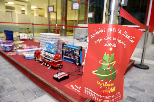 La alcaldesa echa una mano a los Reyes Magos con la recogida de juguetes en San Miguel - 5, Foto 5