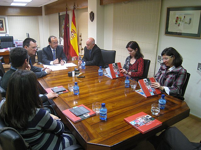 La Comunidad facilita que 18 doctores universitarios se formen en los centros más prestigiosos del mundo para retornar a la Región - 1, Foto 1