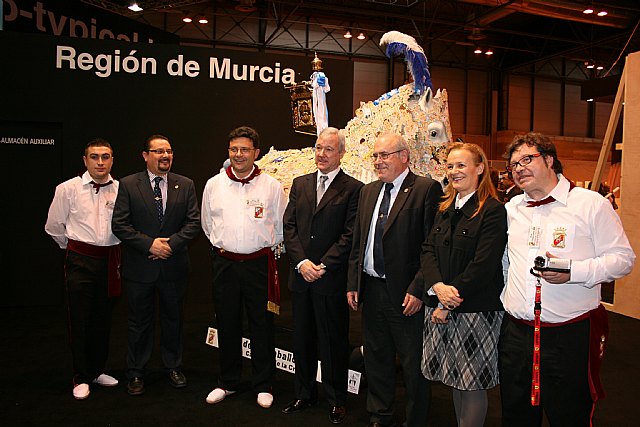 La reina Doña Sofía visita el stand de la Región en Fitur en el que ´La vida se vive en directo´ - 2, Foto 2