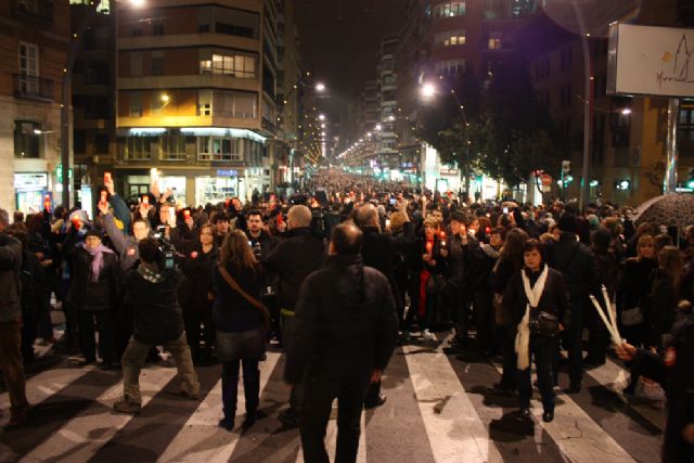 60.000 personas recorren la principal arteria de la capital murciana en un clamoroso silencio sólo roto por los sones del Réquiem de Mozart - 1, Foto 1