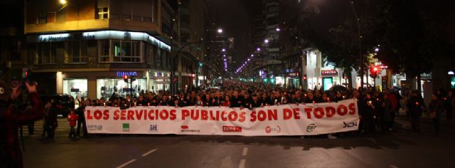 60.000 personas recorren la principal arteria de la capital murciana en un clamoroso silencio sólo roto por los sones del Réquiem de Mozart - 3, Foto 3