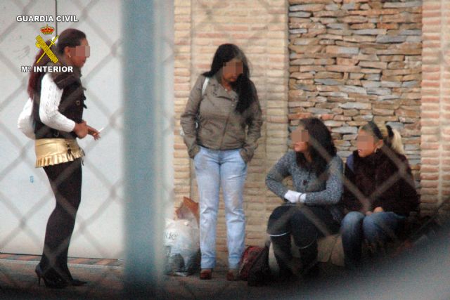 La Guardia Civil desmantela un grupo delictivo dedicado a la inducción a la prostitución y la trata de seres humanos - 1, Foto 1