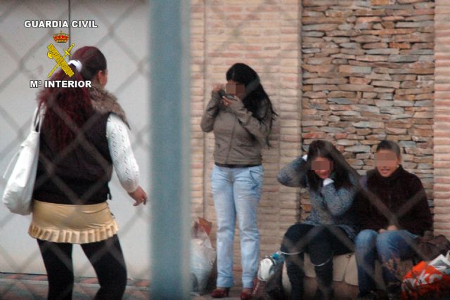 La Guardia Civil desmantela un grupo delictivo dedicado a la inducción a la prostitución y la trata de seres humanos - 2, Foto 2