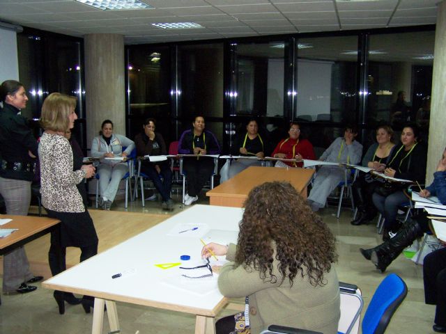 Arranca el curso de corte y confección para mujeres de etnia gitana en Águilas - 1, Foto 1