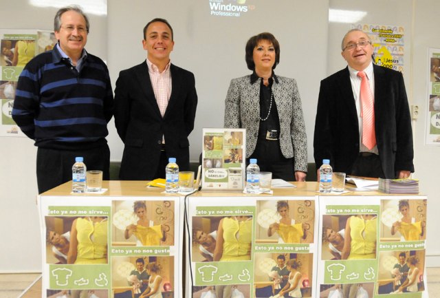 La Comunidad apoya la nueva campaña del Proyecto Abraham para el reciclaje de ropa, zapatos y juguetes en centros educativos - 1, Foto 1