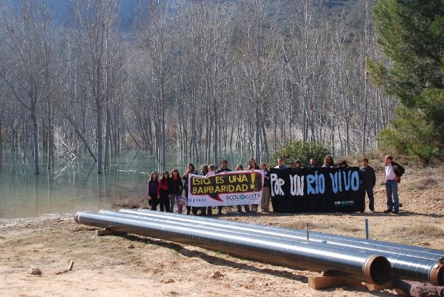 Organizaciones ecologistas protestan en el embalse del Cenajo contra el oleoducto de Repsol - 1, Foto 1