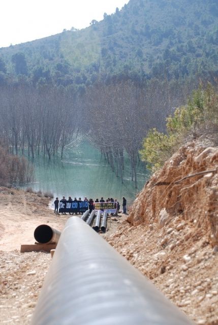 Organizaciones ecologistas protestan en el embalse del Cenajo contra el oleoducto de Repsol - 2, Foto 2