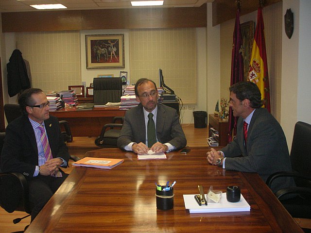 El consejero Salvador Marín muestra su interés por el desarrollo del Polígono de La Matanza - 1, Foto 1