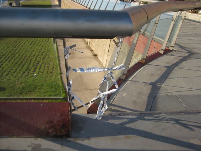 La desidia de adueña de la pasarela Manterola y del puente viejo del Barrio en Lorca - 2, Foto 2