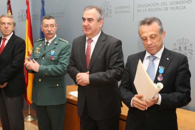 González Tovar entrega a Benjamín Martín y Aurelio Luna las Medallas de Bronce al Mérito de la Protección Civil - 1, Foto 1