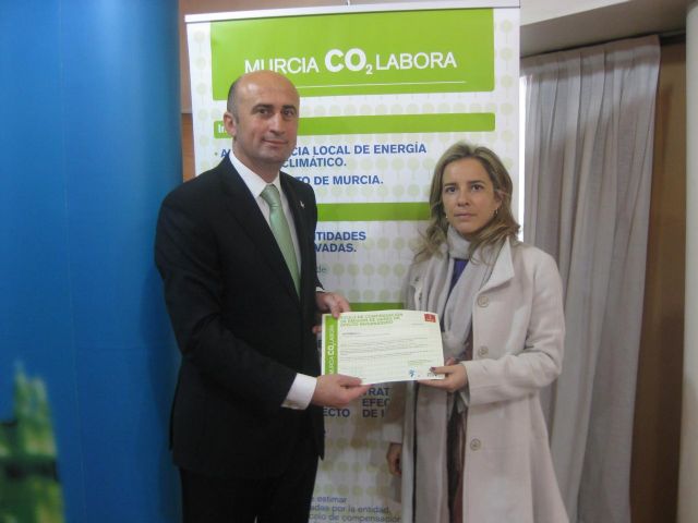 El Ayuntamiento entrega a la empresa Disfrimur el primer título para la compensación de emisiones del proyecto Murcia CO2labora - 1, Foto 1