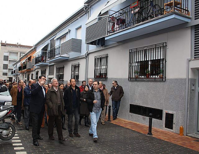 Valcárcel inaugura las obras de rehabilitación del barrio de Los Almendros, que han permitido mejorar 151 viviendas - 2, Foto 2