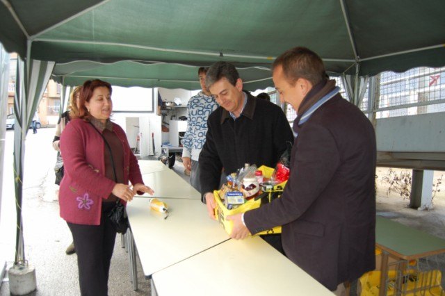 La Comunidad celebra en Alguazas un concurso de doblado de bolsas plásticas para fomentar su reutilización y reciclaje - 1, Foto 1