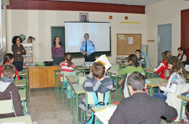 Más de 350 alumnos participaron en la VII 'Campaña de Absentismo Escolar' organizada en Puerto Lumbreras - 1, Foto 1