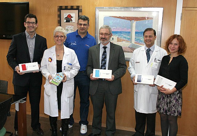 La Unidad de Pediatría de La Arrixaca recibe cuatro videoconsolas y cuatro videojuegos para los niños hospitalizados - 1, Foto 1