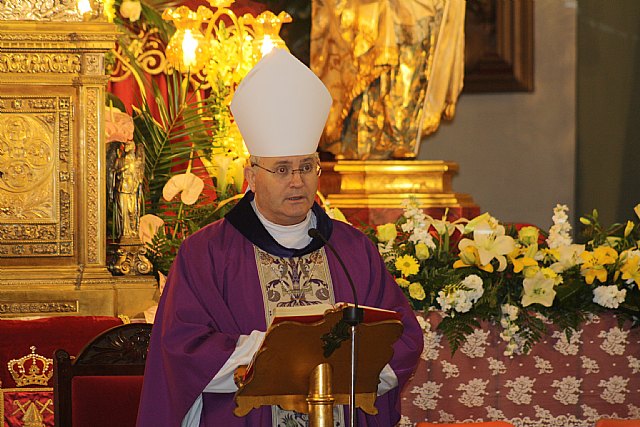 El Obispo de Cartagena participa en el Vía Crucis con los cartageneros y preside la Misa de Santa María de Gracia - 1, Foto 1