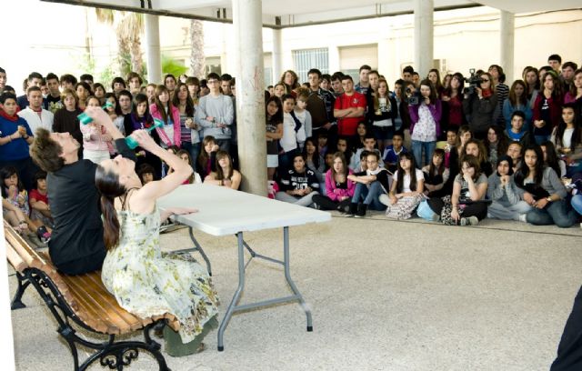 El espectáculo de MuDanzas triunfa en los institutos - 1, Foto 1