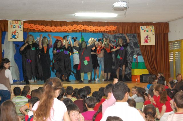 La obra teatral La bruja Risitas desborda de alegría en el colegio Nuestra Señora del Carmen de Alguazas - 2, Foto 2