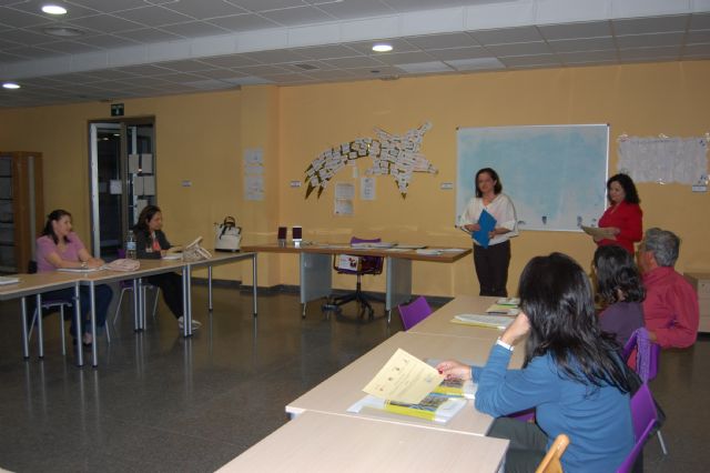 Los alumnos del curso Inglés intermedio reciben sus diplomas - 1, Foto 1