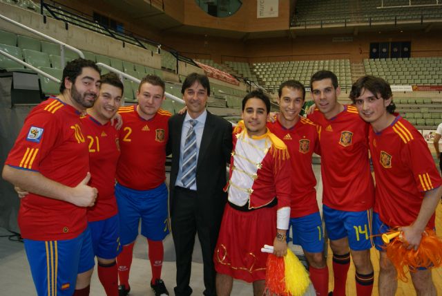 Un grupo de vallisoletanos celebran la despedida de soltero presenciando el choque ElPozo Murcia- Triman Navarra - 3, Foto 3