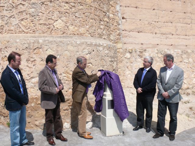 Un monolito, en el Castillo, recuerda la peregrinación de San Vicente Ferrer y el origen de nuestra Semana Santa - 2, Foto 2