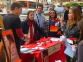 Juventudes Socialistas del municipio de Murcia regala un año ms los tradicionales 'claveles reivindicativos' para exigir unas fiestas ms limpias