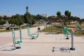 La concejala de Parques y Jardines coloca cuatro nuevos circuitos biosaludables en parques del municipio que ya cuenta con un total de seis